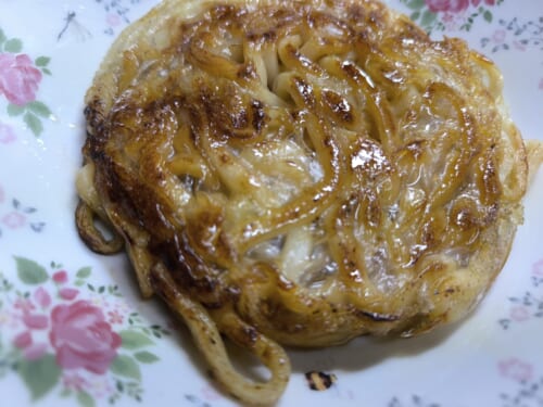 うどんをライスペーパーで包焼きしました